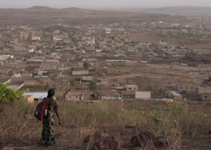 Muso-supported Community Health Worker on the hills of Bankass, Mali, conducting home visits. Courtesy of Muso.